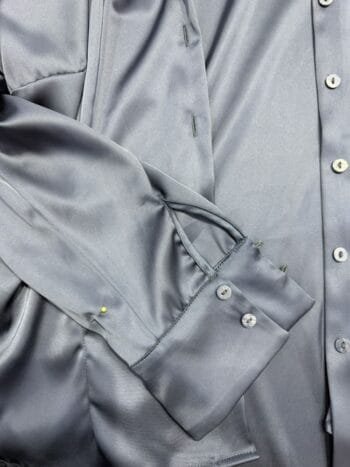 subir puños de la camisa