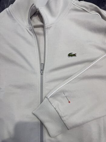 subir puños de la chaqueta deportiva