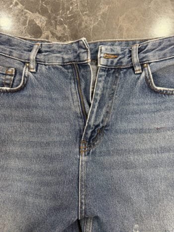 Vaqueros sin botón antes de la reparación