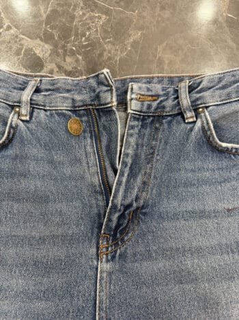 Proceso de poner botón vaquero metálico de presión