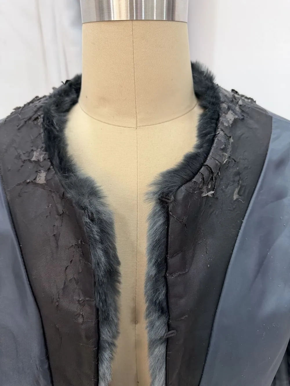 Chaqueta de pelo con polipiel pelado