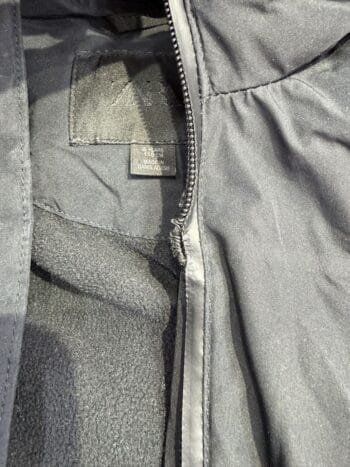 Detalle de cremallera en abrigo acolchado